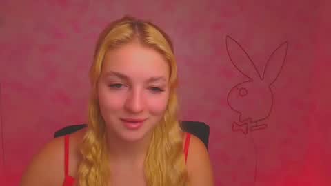 Snapshot of _mila_la_ chatting on 12/17/24, 10:01 Melanie online show from 12/17/24, 10:01