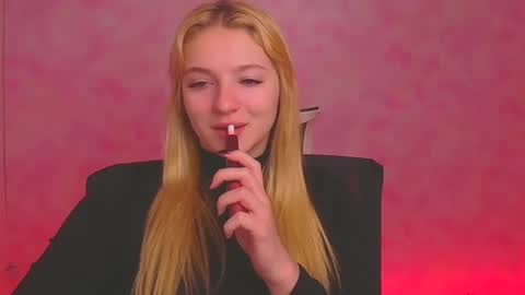 Snapshot of _mila_la_ chatting on 12/28/24, 07:00 Melanie online show from 12/28/24, 07:00