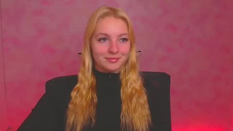 Snapshot of _mila_la_ chatting on 01/05/25, 06:56 Melanie online show from 01/05/25, 06:56