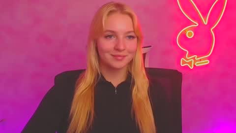 Snapshot of _mila_la_ chatting on 01/11/25, 03:31 Melanie online show from 01/11/25, 03:31