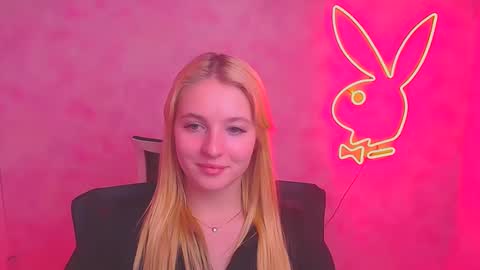 Snapshot of _mila_la_ chatting on 02/09/25, 01:03 Melanie online show from 02/09/25, 01:03