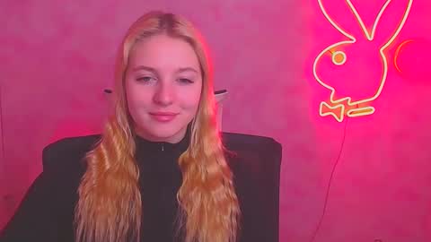 Snapshot of _mila_la_ chatting on 02/18/25, 07:10 Melanie online show from 02/18/25, 07:10