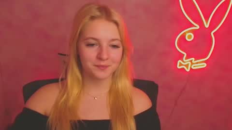 Snapshot of _mila_la_ chatting on 03/11/25, 09:56 Melanie online show from 03/11/25, 09:56