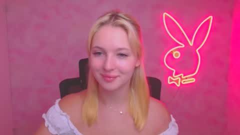 Snapshot of _mila_la_ chatting on 09/10/25, 06:02 Melanie online show from 09/10/25, 06:02