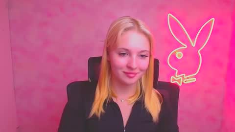 Snapshot of _mila_la_ chatting on 09/19/25, 05:53 Melanie online show from 09/19/25, 05:53