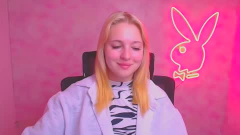 Snapshot of _mila_la_ chatting on 09/22/25, 05:42 Melanie online show from 09/22/25, 05:42