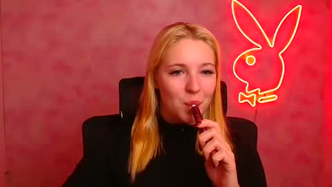 Snapshot of _mila_la_ chatting on 10/03/25, 05:48 Melanie online show from 10/03/25, 05:48