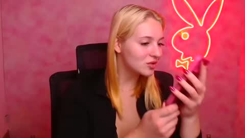 Snapshot of _mila_la_ chatting on 10/06/25, 06:11 Melanie online show from 10/06/25, 06:11