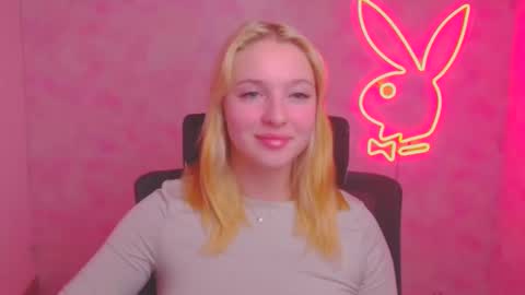 Snapshot of _mila_la_ chatting on 10/08/25, 06:00 Melanie online show from 10/08/25, 06:00