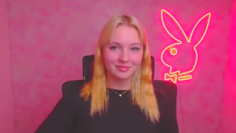 Snapshot of _mila_la_ chatting on 10/10/25, 06:23 Melanie online show from 10/10/25, 06:23