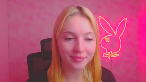 Snapshot of _mila_la_ chatting on 11/06/25, 12:50 Melanie online show from 11/06/25, 12:50