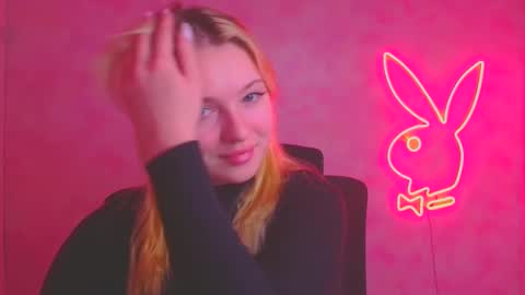 Snapshot of _mila_la_ chatting on 11/18/25, 06:40 Melanie online show from 11/18/25, 06:40