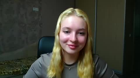 Snapshot of _mila_la_ chatting on 12/02/25, 06:30 Melanie online show from 12/02/25, 06:30