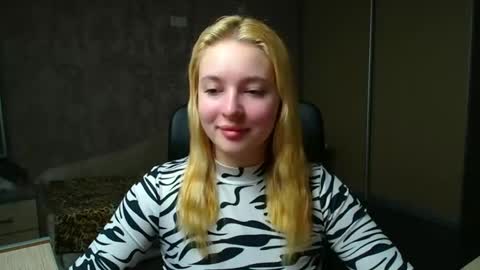 Snapshot of _mila_la_ chatting on 12/16/25, 06:40 Melanie online show from 12/16/25, 06:40