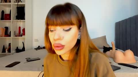 AstrideVonTeese online show from 10/26/25, 05:52