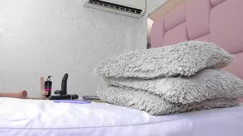 Snapshot of _molly_rosse_ chatting on 02/14/25, 01:18 _molly_rosse_ online show from 02/14/25, 01:18