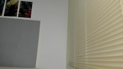 Snapshot of _molly_rosse_ chatting on 10/25/25, 12:02 _molly_rosse_ online show from 10/25/25, 12:02