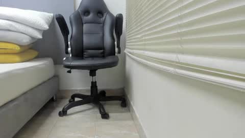 _molly_rosse_ online show from 04/23/26, 12:04