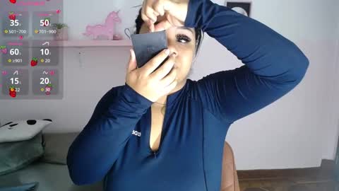 nahomi  online show from 10/31/25, 12:55