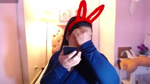 nahomi  online show from 12/15/25, 09:08