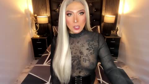 _natashacooper_ online show from 04/23/26, 02:52