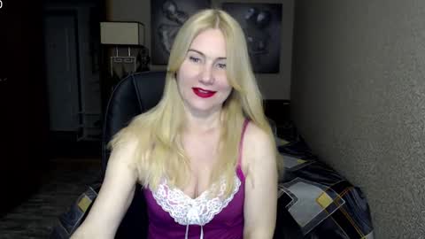 Snapshot of _night_fantasy_ chatting on 02/17/25, 08:15 Donella online show from 02/17/25, 08:15