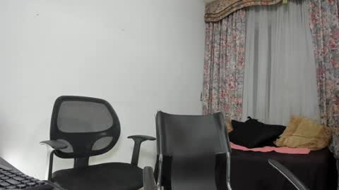 Snapshot of _niki21 chatting on 01/10/25, 11:29 Niki online show from 01/10/25, 11:29