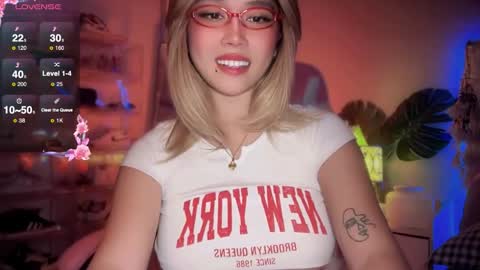 Lily online show from 09/25/25, 05:05