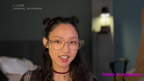 Snapshot of _octopussy_ chatting on 10/11/25, 09:08 Mikayla online show from 10/11/25, 09:08