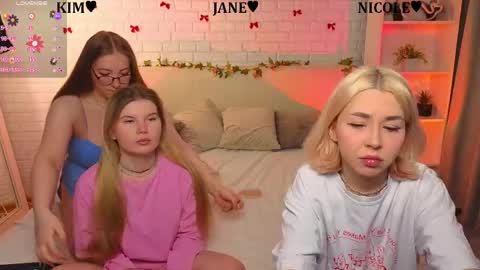 Merlizz Eva Jane Mila Nicole  left to right  online show from 04/12/26, 08:14