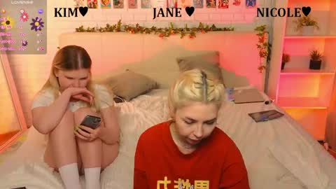 Snapshot of _ramune_ chatting on 05/27/26, 01:57 Merlizz Eva Jane Mila Nicole left to right online show from 05/27/26, 01:57