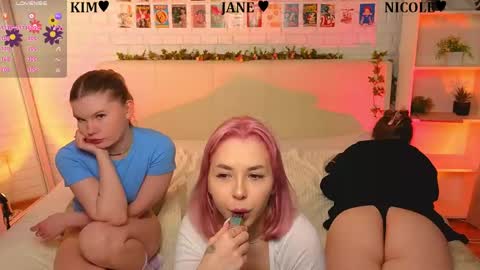 Snapshot of _ramune_ chatting on 06/08/26, 01:28 Merlizz Eva Jane Mila Nicole left to right online show from 06/08/26, 01:28