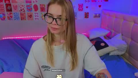 Snapshot of _reverse_gang_ chatting on 02/16/25, 04:42 LISSAPVT IS OPEN online show from 02/16/25, 04:42
