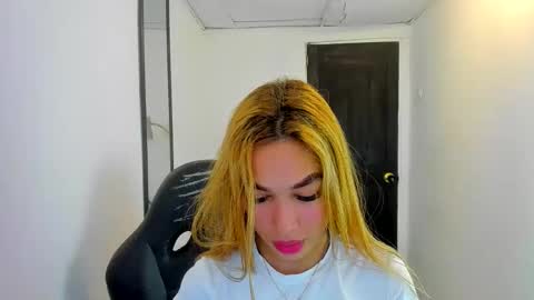 Snapshot of _scarlet_0 chatting on 05/23/26, 10:03 Valerie online show from 05/23/26, 10:03