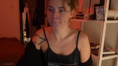 Snapshot of _sensualia_ chatting on 10/24/25, 07:10 Lia online show from 10/24/25, 07:10