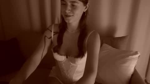 Snapshot of _sensualia_ chatting on 11/13/25, 08:41 Lia online show from 11/13/25, 08:41