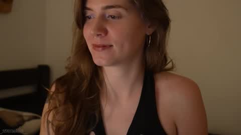 Snapshot of _sensualia_ chatting on 12/22/25, 11:02 Lia online show from 12/22/25, 11:02