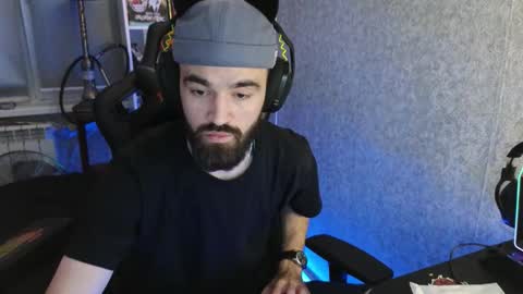 Snapshot of _serious_man chatting on 10/30/25, 02:13 Ask me online show from 10/30/25, 02:13