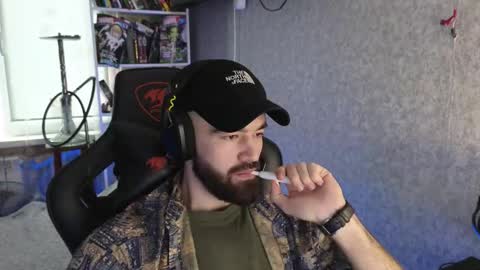 Snapshot of _serious_man chatting on 12/17/25, 08:20 Ask me online show from 12/17/25, 08:20