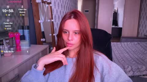 Snapshot of _slutty_fox_ chatting on 09/25/25, 12:31 Alice online show from 09/25/25, 12:31