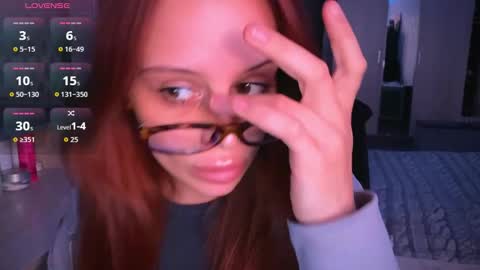 Snapshot of _slutty_fox_ chatting on 09/30/25, 03:06 Alice online show from 09/30/25, 03:06