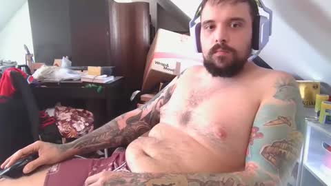 _smiley_bear27 online show from 11/06/25, 04:13