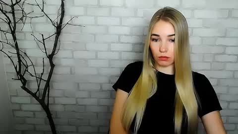 Snapshot of _snow_queen__ chatting on 12/15/24, 02:05 Rachel online show from 12/15/24, 02:05