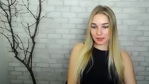 Snapshot of _snow_queen__ chatting on 12/18/24, 11:51 Rachel online show from 12/18/24, 11:51