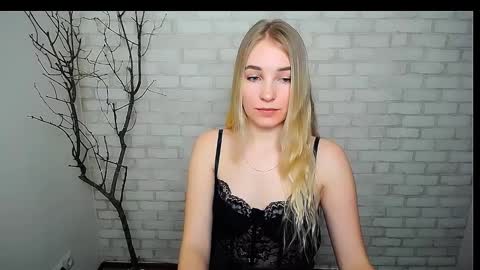 Snapshot of _snow_queen__ chatting on 02/14/25, 11:10 Rachel online show from 02/14/25, 11:10