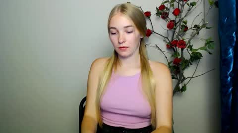 Snapshot of _snow_queen__ chatting on 09/23/25, 07:06 Rachel online show from 09/23/25, 07:06