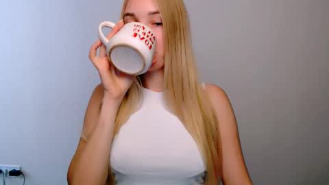 Snapshot of _snow_queen__ chatting on 10/14/25, 07:20 Rachel online show from 10/14/25, 07:20