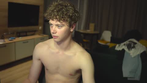 Snapshot of _sopranos_ chatting on 01/24/25, 01:14 OLIVERpvt is open online show from 01/24/25, 01:14