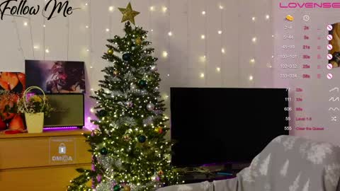 Snapshot of _sweetcams_ chatting on 12/12/24, 05:42 Dasha online show from 12/12/24, 05:42