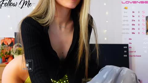 Snapshot of _sweetcams_ chatting on 12/14/24, 06:56 Dasha online show from 12/14/24, 06:56